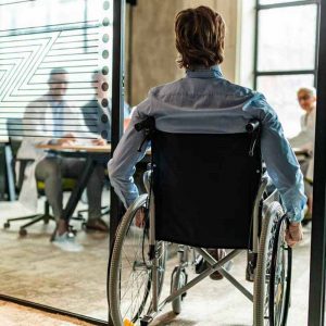 Meeting mit Rollstuhl