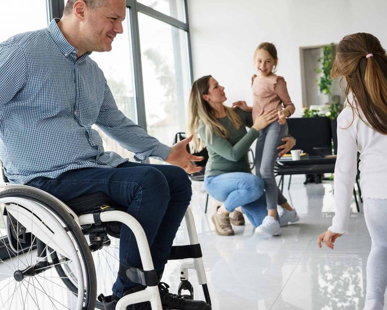 Vater im Rollstuhl mit Kindern